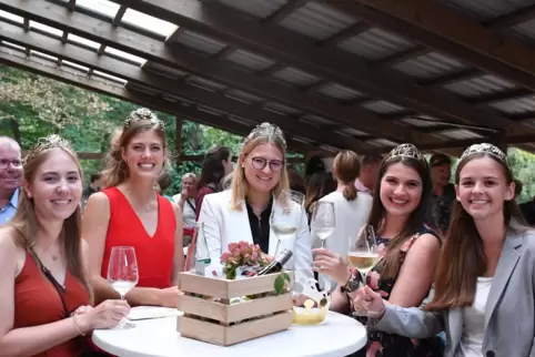 Die Prinzessinnen der Nachbargemeinden beim Empfang für Saskia Teucke (von links ): Alina Hoffmann (Ellerstadt), Felicitas Kisse