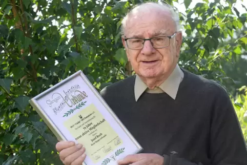 Die wegen Corona verschobene Ehrung wurde jüngst nachgeholt: Josef Reeb mit seiner Urkunde für 70 Jahre Mitgliedschaft beim MGV 