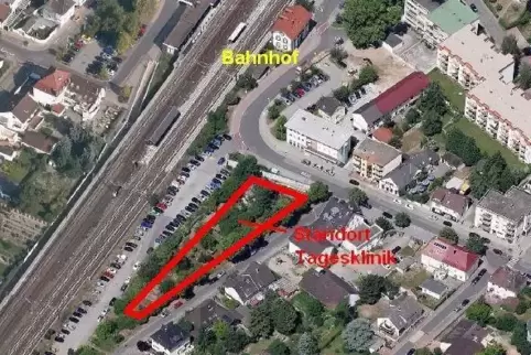 Die Gemeinde möchte das Grundstück (rotes Dreieck) nicht verkaufen, sondern der Stadtklinik per Erbbaurecht zur Verfügung stelle Die Gemeinde möchte das Grundstück (rotes Dreieck) nicht verkaufen, sondern der Stadtklinik per Erbbaurecht zur Verfügung stelle