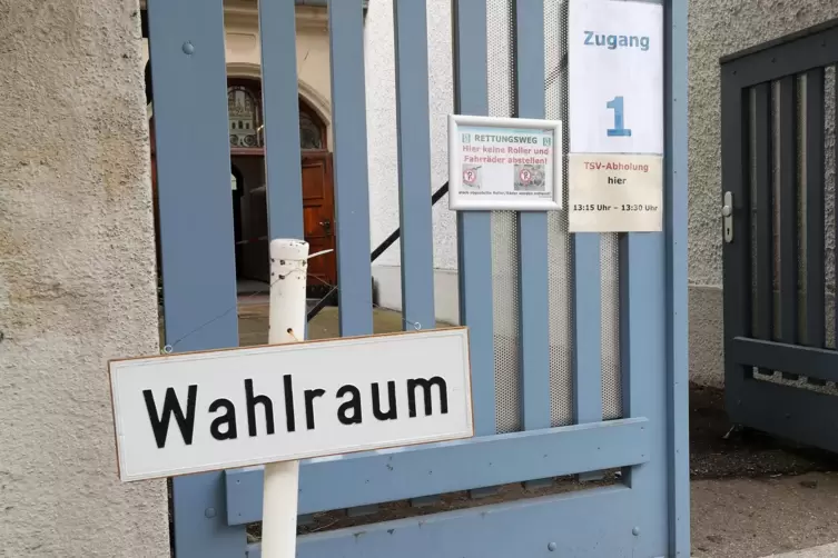 Zeppelinschule: Zugang zu einem der Wahllokale. 