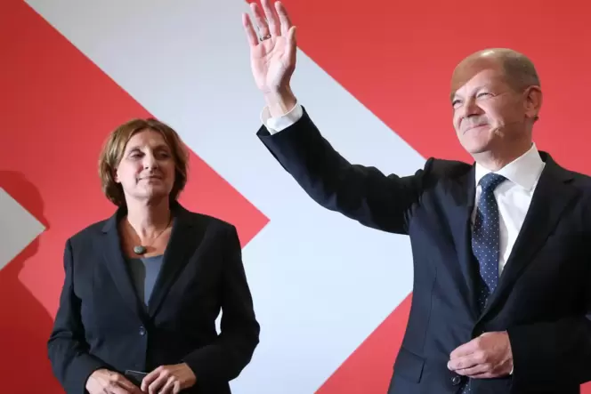 Sieht sich als neuer Kanzler: Olaf Scholz, Finanzminister und SPD-Kanzlerkandidat, wink neben seiner Frau Britta Ernst während d
