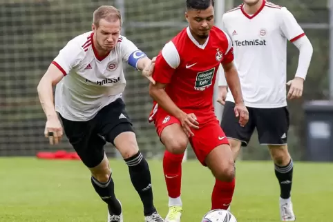 Duell im Mittelfeld: Mohamed Morabet vom FCK II (rechts ) wird von Daniel Bartsch (FSV Salmrohr ) angegriffen. 