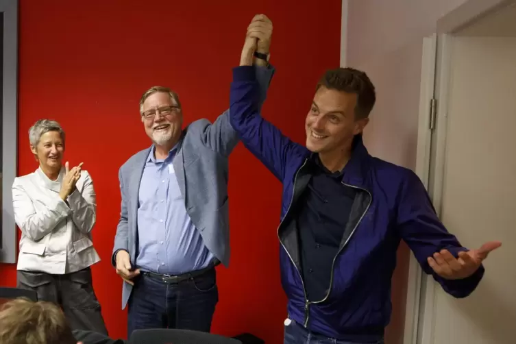Die Freude ist groß: Gustav Herzog (Mitte) feiert seinen Wahlkreis-Nachfolger Matthias Mieves. Im Hintergrund applaudiert die Ka