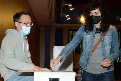 Caroline Brunner aus Lambrecht gibt ihre Stimme im Gemeinschaftshaus bei Wahlhelfer Johannes Felger ab.
