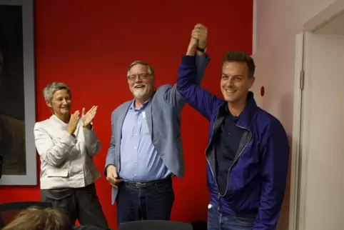 Vorgänger Gustav Herzog (Mitte) gratuliert seinem Nachfolger und Wahlsieger Matthias Mieves. Kaiserslauterns Bürgermeisterin Bea