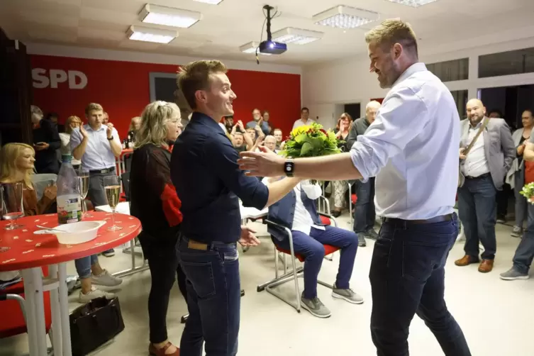 Blumen für Matthias Mieves, den „Motivator“, wie ihn Kaiserslauterns SPD-Stadtverbandsvorsitzender Patrick Schäfer (rechts) nann