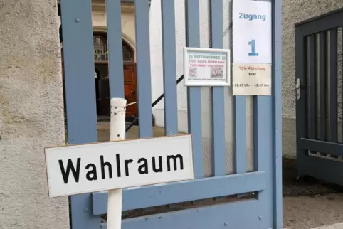 Wahllokal Zeppelinschule: Auch hier haben Speyerer am Sonntag ihre Stimme abgegeben. Wahllokal Zeppelinschule: Auch hier haben Speyerer am Sonntag ihre Stimme abgegeben.