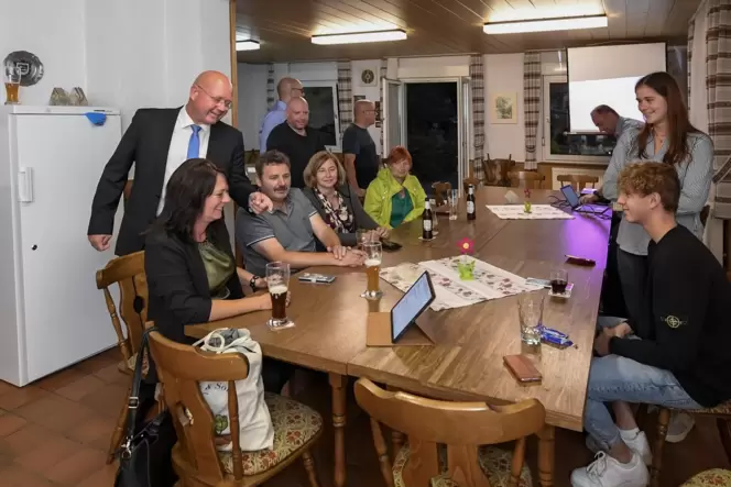 Michael Müller (links, stehend), hat nach dem ersten Wahlgang die Nase vorn. Hier verfolgt er im Naturfreundehaus die Auszählung Michael Müller (links, stehend), hat nach dem ersten Wahlgang die Nase vorn. Hier verfolgt er im Naturfreundehaus die Auszählung
