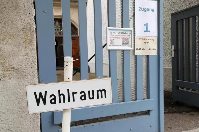 Trotz hohen Briefwahlanteils w&auml;hlten viele auch vor Ort. 