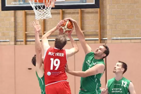 Center Lukas Ruther (in Grün am Ball, rechts daneben Tom Dreyer) erzielt gegen Trier neun Punkte. 