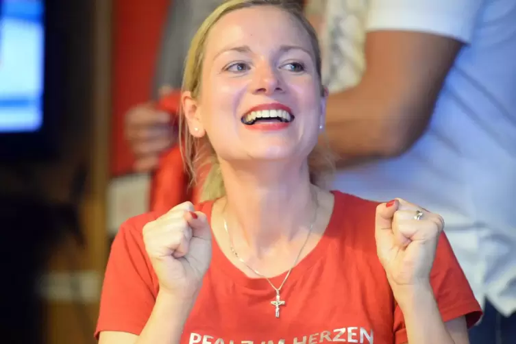 Fiebert um den Einzug in den Bundestag: Isabel Mackensen-Geis (SPD) am Sonntag in ihrem Wahlkreisbüro in Neustadt.