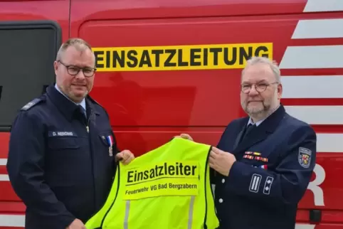 Udo Mertz (rechts) übergibt die Einsatzleiterweste an den neuen Wehrleiter Dirk Nerding.