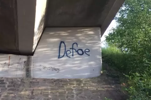 Ein Graffito unter einer Brücke in Einöd. Wie schön, dass sich die Jugend von heute durchaus noch für englischsprachige Schrifts