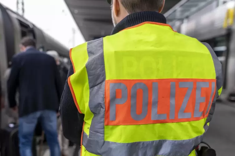 Ermittler der Bundespolizei haben sich am Bahnhof in Bad Kreuznach auf die Lauer gelegt und die Gesuchte prompt entdeckt. 