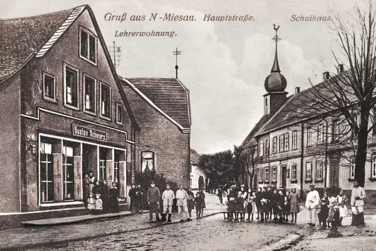 So sah es um 1914 aus: Kaufhaus Schwarz links, Kirche und altes Schulhaus rechts. 