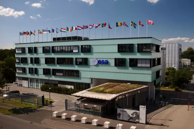 Europäisches Raumflugkontrollzentrum in Darmstadt: hier der Haupteingang nebst den Flaggen der Mitgliedstaaten.