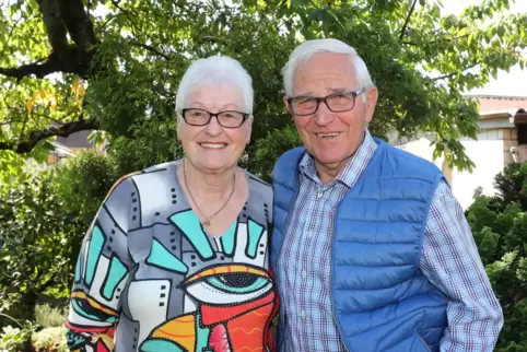 Inge und Horst Hölzing in ihrem Garten, den Horst Hölzing als Landschaftsgärtner liebevoll pflegt. 