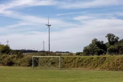 Hinter dem Vinninger Sportplatz und vor den Windrädern am Stausteiner Wald will Juwi zwei Windräder auf Vinninger Gemarkung stel