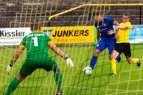 Freinsheims David Schönerer (Mitte) im Duell mit Lars von Bohr und BSC-Torwart Daniel Jacob.