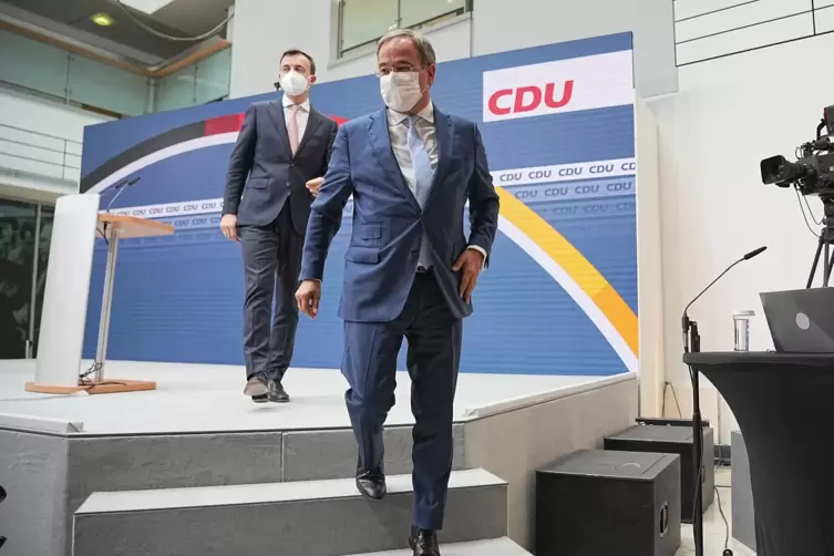 CDU-Chef Armin Laschet (vorne) und Generalsekretär Paul Zimiak nach der Unterrichtung der Medien. 