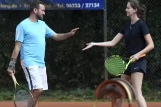 Einmal abklatschen bitte: Daniel Bergtholdt (TC Mörsch) und Alicia Klenk (TC Bürstadt) wurden Zweite im Mixed-A-Feld.