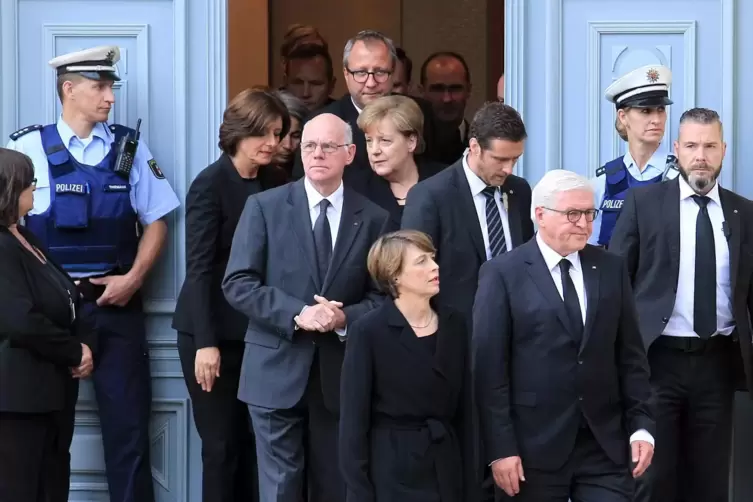 2017: Merkel und andere Ehreng&auml;ste gehen aus dem Bischofshaus in den Dom zur Trauerfeier f&uuml;r Helmut Kohl. 