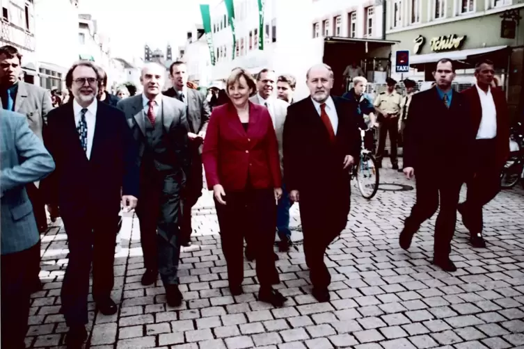 2002: Angela Merkel zwischen Werner Schineller (rechts) und Norbert Schindler in der Maximilianstra&szlig;e. 