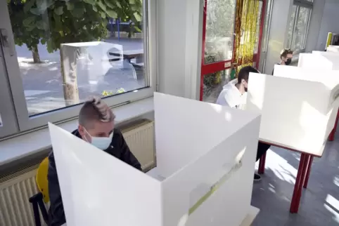 Der Raum V 18 an der IGS Mutterstadt war als authentisches Wahllokal hergerichtet.