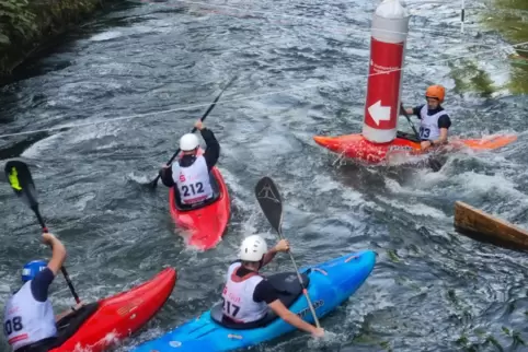 Vier Kanusportler sind gleichzeitig im Wasser und dürfen sich auch gegenseitig behindern. Rechts der Pirmasenser Simon Schiel be