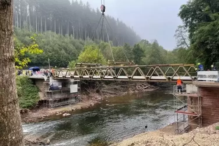 Fast geschafft: Die Brücke wird eingehoben. 