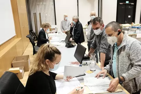 Im Stadtratssaal werteten die Wahlhelfer am Sonntagabend die Stimmzettel aus. 