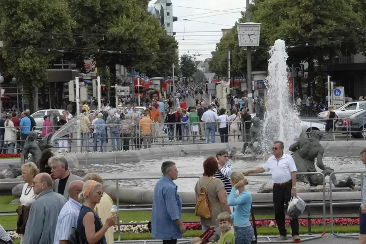 Als die Menschen noch keine Masken trugen: Szene während eines verkaufsoffenen Sonntags in Mannheim vor der Pandemie.