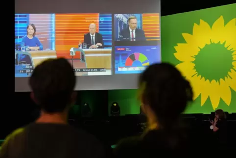 Bei ihrer Berliner Wahlparty verfolgen die Grünen die „Berliner Runde“. Auf dem Bildschirm zu sehen sind Annalena Baerbock (Grün