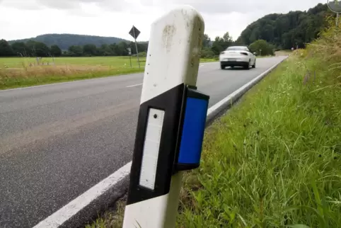 Das abgedrängte Auto kollidierte mit einem Leitpfosten. 
