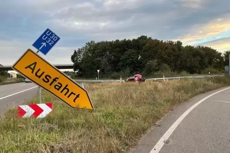 Unfallstelle an der B9-Anschlussstelle Otterstadt. 