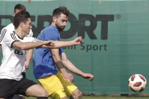 Lebt und liebt den Fußball auf dem Platz und als Fan. Als Kapitän der SG Rockenhausen/Dörnbach soll er der jungen Mannschaft Sta