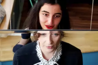 „Das Ego im Spiegel des Anderen“ nennt Hamdy Reda sein interaktives Werk; hier die Besucherinnen Stephanie (vorn) und Tamara.