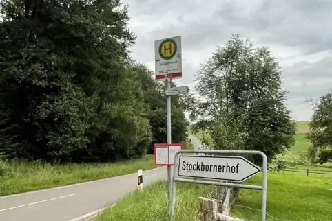 An der Landstraße vorm Hof gibt es eine Haltestelle, hier fahren aber nur Grundschulbusse ab. 