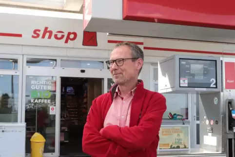 „99,9 Prozent halten sich an die Maskenpflicht. Aber ein paar Blöde gibt es halt immer“, sagt Tankstellenchef Andreas Müller aus