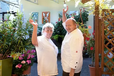 Verabschieden sich von ihren Gästen: Kerstin und Bernhard Paul.