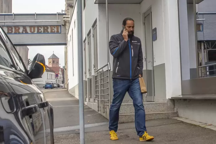 Um die Mittagszeit eilt der Karlsberg-Generalbevollmächtigte Christian Weber telefonierend ins Verwaltungsgebäude des Unternehme