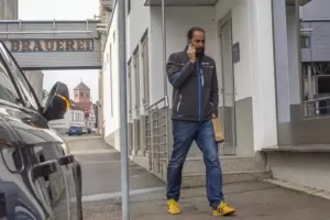 Um die Mittagszeit eilt der Karlsberg-Generalbevollmächtigte Christian Weber telefonierend ins Verwaltungsgebäude des Unternehme Um die Mittagszeit eilt der Karlsberg-Generalbevollmächtigte Christian Weber telefonierend ins Verwaltungsgebäude des Unternehme