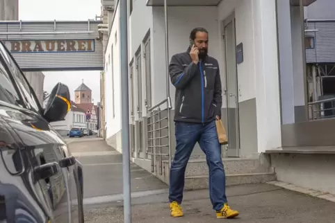 Um die Mittagszeit eilt der Karlsberg-Generalbevollmächtigte Christian Weber telefonierend ins Verwaltungsgebäude des Unternehme