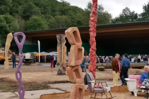 Symposium-Atelier: Lilaus Leichtigkeit aus Mammutbaum-Holz. Dahinter die über fünf Meter hohe Eichen-Skulptur. 