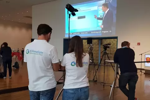 Martin Schöne und seine Frau verfolgten den Wahlabend am Sonntag im Pfalzbau – im T-Shirt der Klimaliste.