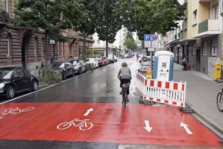 Fahrradstra&szlig;en werden in Deutschland ganz unterschiedlich markiert, hier die Berliner Stra&szlig;e in Mannheim.