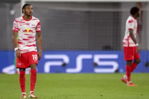 Leipzigs Christopher Nkunku geht enttäuscht über den Platz. 