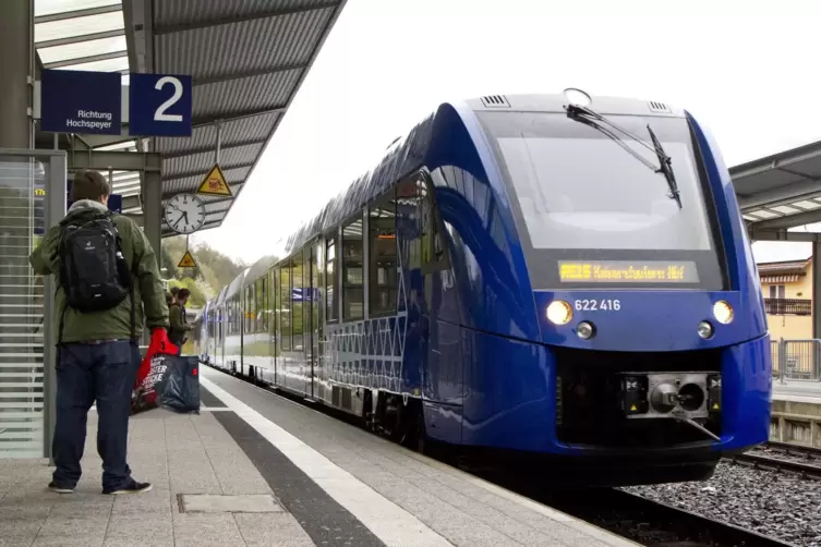 Die Vlexx-Züge der Linie RE 17 entfallen im Oktober zeitweise auf dem Abschnitt zwischen Rockenhausen (Foto) und Kaiserslautern.