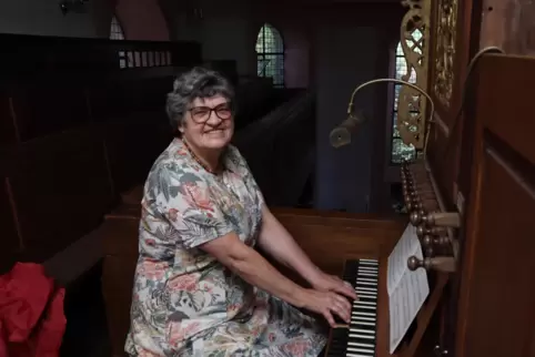 Sieglinde Bohlander an der Höringer Orgel. 