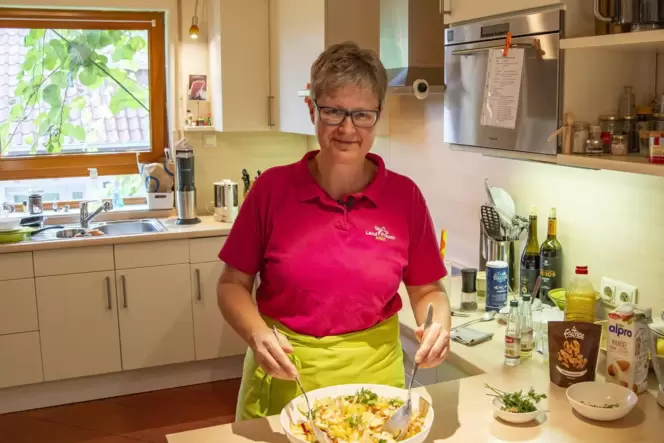 Ulrike Meisel bereitet die Pfälzer Variante des Kartoffelsalats vor.